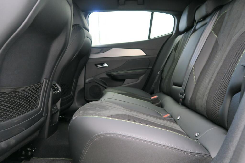 Peugeot 408 GT PLUG-IN HYBRID 180 E-EAT8 18