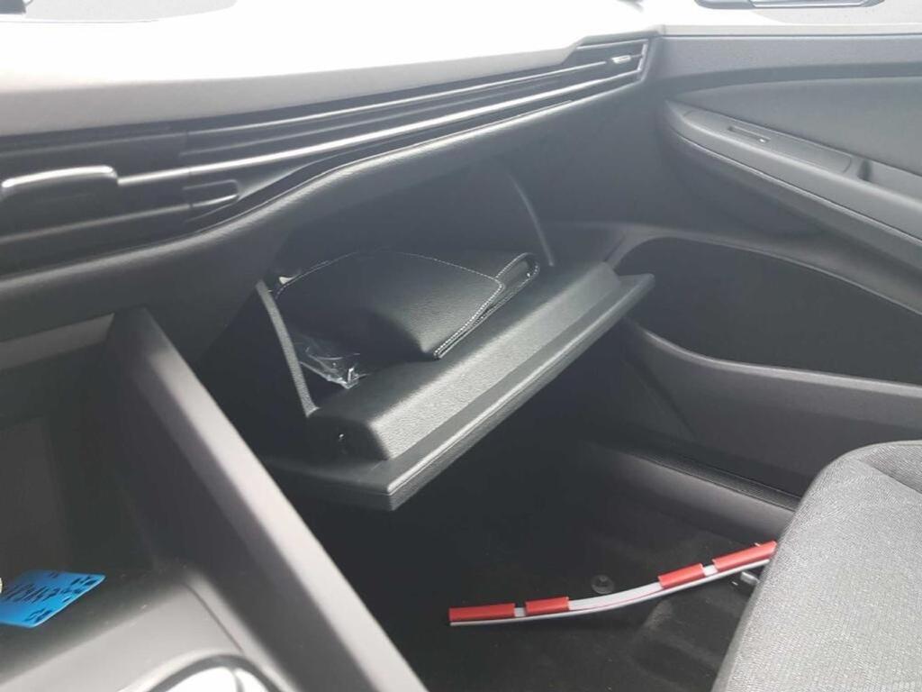 Volkswagen Golf VIII LIFE 1.5 TSI 130 CV 5P 11