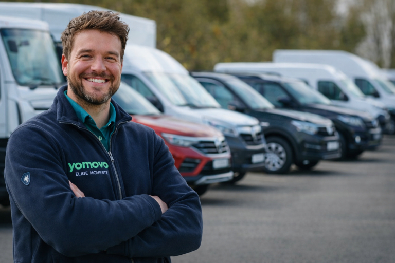asesor yomovo con una flota de coches detrás