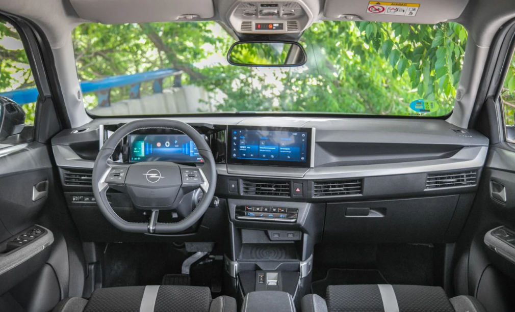 Opel Frontera interior